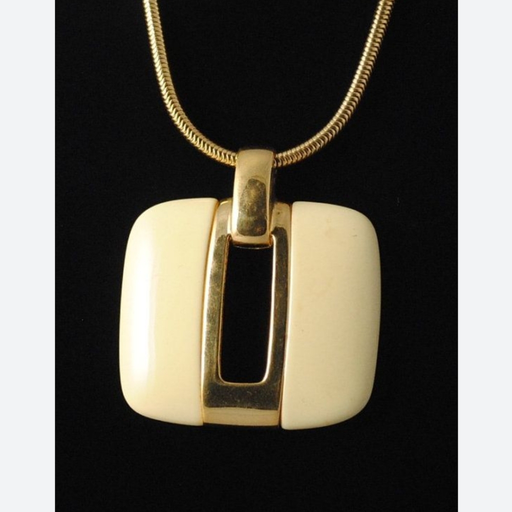 Elegant Cream and Gold Pendant Necklace